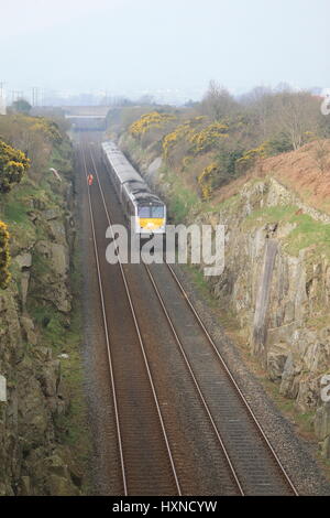 Northern Ireland Railways Enterprise Bahn kreuzt die Republik Irland - Nordirland Grenze südlich von Newry, County Armagh, Nordirland. Die Loks der Baureihe Iarnród Éireann (IE) 201 sind die neueste und leistungsstärkste Diesellokomotiven in Irland tätig und wurden zwischen 1994 und 1995 von General Motors gebaut. Sie sind Modelltyp JT42HCW, ausgestattet mit einem EMD-12-710G3B-Motor von 3.200 PS (2.400 kW), Gewicht von 108,862 Tonnen (107,143 Tonnen, 120,000 kurze Tonnen) und erreichen eine Höchstgeschwindigkeit von 164 km/h (102 km/h). Eine Frachtversion, die EMD Reihe 66, mit dem gleichen Motor ist auf privat genutzt. Stockfoto