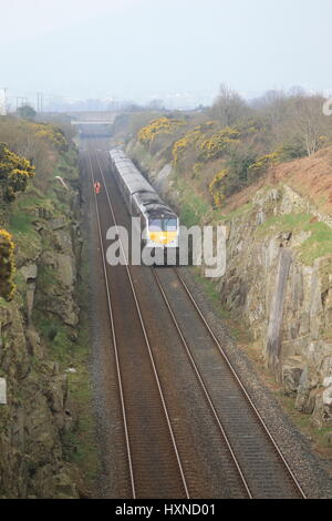 Northern Ireland Railways Enterprise Bahn kreuzt die Republik Irland - Nordirland Grenze südlich von Newry, County Armagh, Nordirland. Die Loks der Baureihe Iarnród Éireann (IE) 201 sind die neueste und leistungsstärkste Diesellokomotiven in Irland tätig und wurden zwischen 1994 und 1995 von General Motors gebaut. Sie sind Modelltyp JT42HCW, ausgestattet mit einem EMD-12-710G3B-Motor von 3.200 PS (2.400 kW), Gewicht von 108,862 Tonnen (107,143 Tonnen, 120,000 kurze Tonnen) und erreichen eine Höchstgeschwindigkeit von 164 km/h (102 km/h). Eine Frachtversion, die EMD Reihe 66, mit dem gleichen Motor ist auf privat genutzt. Stockfoto