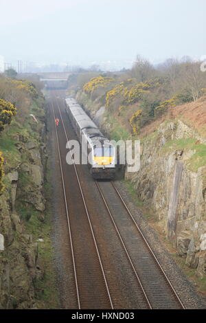 Northern Ireland Railways Enterprise Bahn kreuzt die Republik Irland - Nordirland Grenze südlich von Newry, County Armagh, Nordirland. Die Loks der Baureihe Iarnród Éireann (IE) 201 sind die neueste und leistungsstärkste Diesellokomotiven in Irland tätig und wurden zwischen 1994 und 1995 von General Motors gebaut. Sie sind Modelltyp JT42HCW, ausgestattet mit einem EMD-12-710G3B-Motor von 3.200 PS (2.400 kW), Gewicht von 108,862 Tonnen (107,143 Tonnen, 120,000 kurze Tonnen) und erreichen eine Höchstgeschwindigkeit von 164 km/h (102 km/h). Eine Frachtversion, die EMD Reihe 66, mit dem gleichen Motor ist auf privat genutzt. Stockfoto