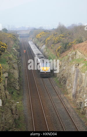 Northern Ireland Railways Enterprise Bahn kreuzt die Republik Irland - Nordirland Grenze südlich von Newry, County Armagh, Nordirland. Die Loks der Baureihe Iarnród Éireann (IE) 201 sind die neueste und leistungsstärkste Diesellokomotiven in Irland tätig und wurden zwischen 1994 und 1995 von General Motors gebaut. Sie sind Modelltyp JT42HCW, ausgestattet mit einem EMD-12-710G3B-Motor von 3.200 PS (2.400 kW), Gewicht von 108,862 Tonnen (107,143 Tonnen, 120,000 kurze Tonnen) und erreichen eine Höchstgeschwindigkeit von 164 km/h (102 km/h). Eine Frachtversion, die EMD Reihe 66, mit dem gleichen Motor ist auf privat genutzt. Stockfoto