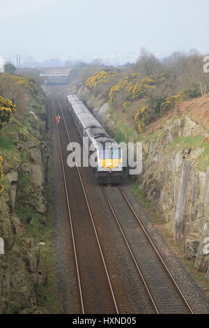 Northern Ireland Railways Enterprise Bahn kreuzt die Republik Irland - Nordirland Grenze südlich von Newry, County Armagh, Nordirland. Die Loks der Baureihe Iarnród Éireann (IE) 201 sind die neueste und leistungsstärkste Diesellokomotiven in Irland tätig und wurden zwischen 1994 und 1995 von General Motors gebaut. Sie sind Modelltyp JT42HCW, ausgestattet mit einem EMD-12-710G3B-Motor von 3.200 PS (2.400 kW), Gewicht von 108,862 Tonnen (107,143 Tonnen, 120,000 kurze Tonnen) und erreichen eine Höchstgeschwindigkeit von 164 km/h (102 km/h). Eine Frachtversion, die EMD Reihe 66, mit dem gleichen Motor ist auf privat genutzt. Stockfoto