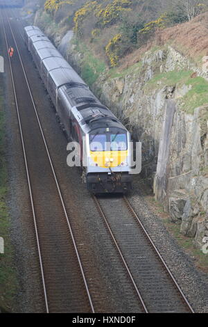 Northern Ireland Railways Enterprise Bahn kreuzt die Republik Irland - Nordirland Grenze südlich von Newry, County Armagh, Nordirland. Die Loks der Baureihe Iarnród Éireann (IE) 201 sind die neueste und leistungsstärkste Diesellokomotiven in Irland tätig und wurden zwischen 1994 und 1995 von General Motors gebaut. Sie sind Modelltyp JT42HCW, ausgestattet mit einem EMD-12-710G3B-Motor von 3.200 PS (2.400 kW), Gewicht von 108,862 Tonnen (107,143 Tonnen, 120,000 kurze Tonnen) und erreichen eine Höchstgeschwindigkeit von 164 km/h (102 km/h). Eine Frachtversion, die EMD Reihe 66, mit dem gleichen Motor ist auf privat genutzt. Stockfoto