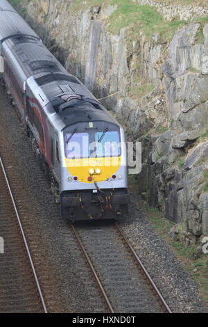 Northern Ireland Railways Enterprise Bahn kreuzt die Republik Irland - Nordirland Grenze südlich von Newry, County Armagh, Nordirland. Die Loks der Baureihe Iarnród Éireann (IE) 201 sind die neueste und leistungsstärkste Diesellokomotiven in Irland tätig und wurden zwischen 1994 und 1995 von General Motors gebaut. Sie sind Modelltyp JT42HCW, ausgestattet mit einem EMD-12-710G3B-Motor von 3.200 PS (2.400 kW), Gewicht von 108,862 Tonnen (107,143 Tonnen, 120,000 kurze Tonnen) und erreichen eine Höchstgeschwindigkeit von 164 km/h (102 km/h). Eine Frachtversion, die EMD Reihe 66, mit dem gleichen Motor ist auf privat genutzt. Stockfoto