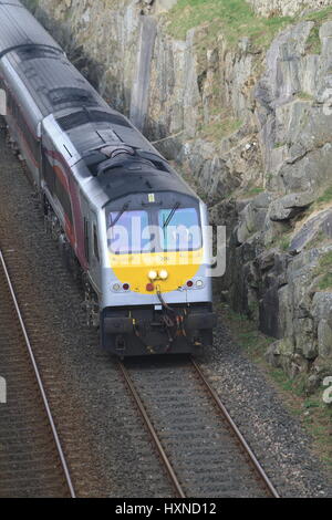 Northern Ireland Railways Enterprise Bahn kreuzt die Republik Irland - Nordirland Grenze südlich von Newry, County Armagh, Nordirland. Die Loks der Baureihe Iarnród Éireann (IE) 201 sind die neueste und leistungsstärkste Diesellokomotiven in Irland tätig und wurden zwischen 1994 und 1995 von General Motors gebaut. Sie sind Modelltyp JT42HCW, ausgestattet mit einem EMD-12-710G3B-Motor von 3.200 PS (2.400 kW), Gewicht von 108,862 Tonnen (107,143 Tonnen, 120,000 kurze Tonnen) und erreichen eine Höchstgeschwindigkeit von 164 km/h (102 km/h). Eine Frachtversion, die EMD Reihe 66, mit dem gleichen Motor ist auf privat genutzt. Stockfoto