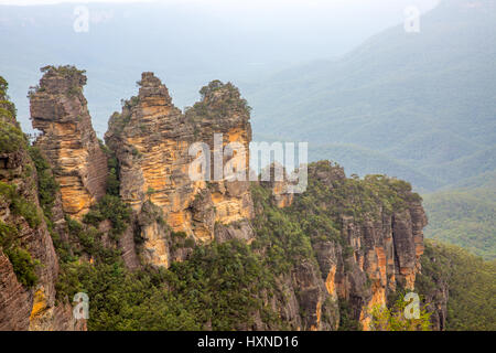 Berühmte Felsformation Three Sisters im Jamison Valley im Blue Mountains Nationalpark, von Echo Point Katoomba aus gesehen, New South Wales, Australien Stockfoto