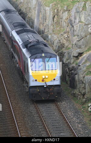 Northern Ireland Railways Enterprise Bahn kreuzt die Republik Irland - Nordirland Grenze südlich von Newry, County Armagh, Nordirland. Die Loks der Baureihe Iarnród Éireann (IE) 201 sind die neueste und leistungsstärkste Diesellokomotiven in Irland tätig und wurden zwischen 1994 und 1995 von General Motors gebaut. Sie sind Modelltyp JT42HCW, ausgestattet mit einem EMD-12-710G3B-Motor von 3.200 PS (2.400 kW), Gewicht von 108,862 Tonnen (107,143 Tonnen, 120,000 kurze Tonnen) und erreichen eine Höchstgeschwindigkeit von 164 km/h (102 km/h). Eine Frachtversion, die EMD Reihe 66, mit dem gleichen Motor ist auf privat genutzt. Stockfoto