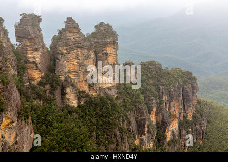 Berühmte Felsformation Three Sisters im Jamison Valley im Blue Mountains Nationalpark, von Echo Point Katoomba aus gesehen, New South Wales, Australien Stockfoto