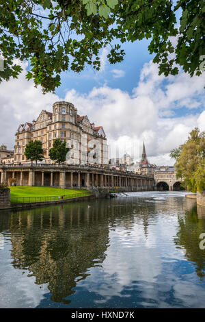 Ein Blick über den Fluss Avon in Richtung Pulteney Bridge in Bath, Somerset. Stockfoto