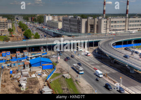 St. Petersburg, Russland - 29. Mai 2015: Draufsicht des Austauschs unfertige Straße an der Kreuzung der Avenue Piskaryovsky, mit dem Nepokarennyh A Stockfoto