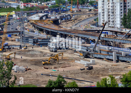 St. Petersburg, Russland - 30. Mai 2015: Draufsicht auf den Bau des Viadukts Austauschs Pulkovo Highway und Dunaisky Prospekt. Stockfoto