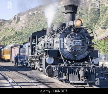 Durango, CO, USA - 21. August 2008: Ingenieur & Dirigent bereitet Durango & Silverton Narrow Gauge Railroad Dampflok und trainieren für die Ausreise Stockfoto