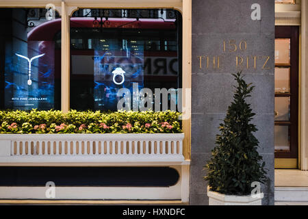 Farbe Bild einer engen einem Namensschild in The Ritz Luxushotel am Piccadilly, London, zeigt ein Fenster Werbung ihre edlen Schmuck und einen Bus. Stockfoto