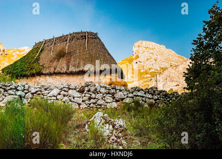 Reetdach in Valle del Lago. Somiedo, Fürstentum Asturien, Spanien, Europa Stockfoto