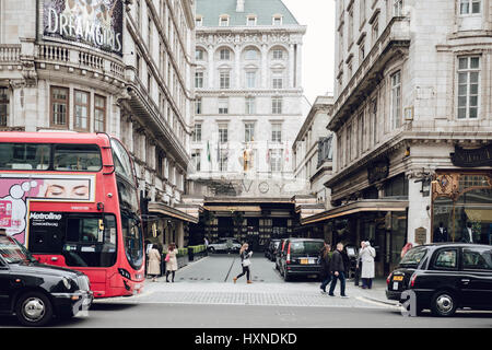 Das Savoy Hotel, der Strand, London von der Straße. Londoner Busse, Wanderer und schwarze Taxis sichtbar. Stockfoto