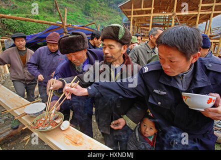 Provinz GUIZHOU, CHINA - APRIL 16: Langde Miao ethnische Minderheit Dorf, Leishan County, Guizhou, China, 16. April 2010.  . Das Ritual begann Gebäude Stockfoto