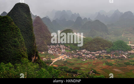 Yangshuo County. Sein Sitz befindet sich in Yangshuo Stadt.  Provinz Guangxi, Südwest-China Stockfoto