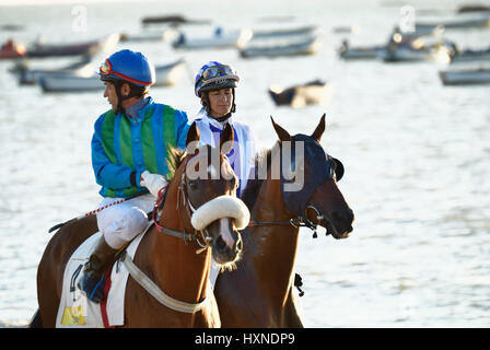 Pferderennen am Strand von Sanlúcar de Barrameda. Sanlúcar de Barrameda, Cádiz, Andalusien, Spanien, Europa Stockfoto