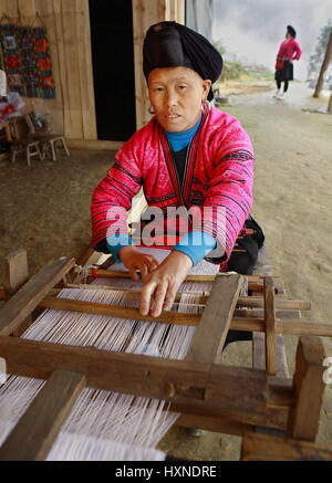 Provinz GUANGXI, CHINA - APRIL 4: Frau roten Yao Nationalität, ethnische Minderheiten in China, webt auf einem alten Webstuhl Holz, 4. April 2010. Xia Stockfoto