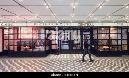 Londons Picturehouse Central Kino, Auto und Bar im Londoner West End mit einem Mann im Bild, den Veranstaltungsort zu verlassen. Stockfoto