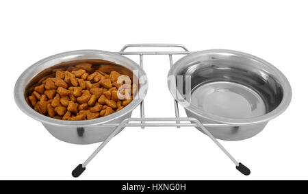 Zwei Metall-Schalen für Hunde oder Katzen mit Futter und Wasser isoliert auf weißem Hintergrund. Stockfoto