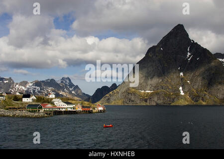 Das Fischerdorf Sakrisoy, Lofoten, Der Fischerort Sakrisoy Stockfoto