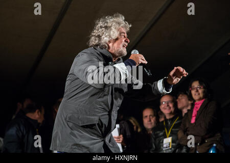 Italienischer Politiker, Führer der fünf-Sterne-Bewegung, Beppe Grillo während einer politischen Kundgebung spricht. Stockfoto