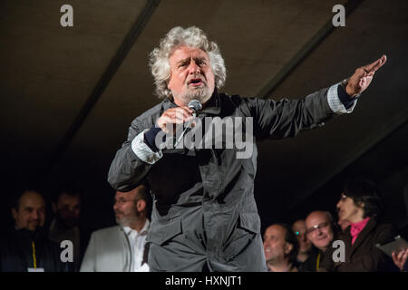 Italienischer Politiker, Führer der fünf-Sterne-Bewegung, Beppe Grillo während einer politischen Kundgebung spricht. Stockfoto