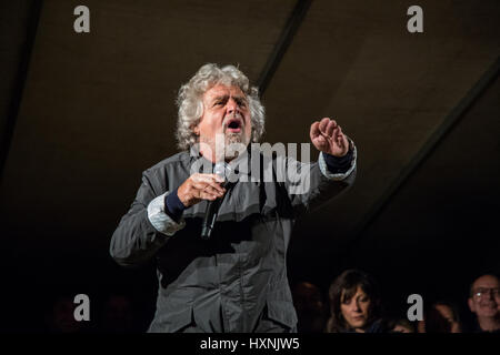 Italienischer Politiker, Führer der fünf-Sterne-Bewegung, Beppe Grillo während einer politischen Kundgebung spricht. Stockfoto