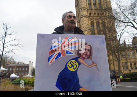 London, UK. 29. März 2017. Anti-Austritt Demonstranten zeigen EU-Flaggen vor Downing Street und den Houses of Parliament. Die Regierung hat Artikel 50 der Vertrag von Lissabon die Europäische Union verlassen ausgelöst. Bildnachweis: Alberto Pezzali/Pacific Press/Alamy Live-Nachrichten Stockfoto