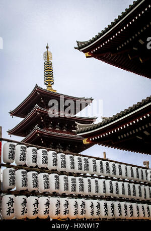 Papierlaternen und fünfgeschossige Pagode des Sensoji Tempel - Tokio, Japan Stockfoto