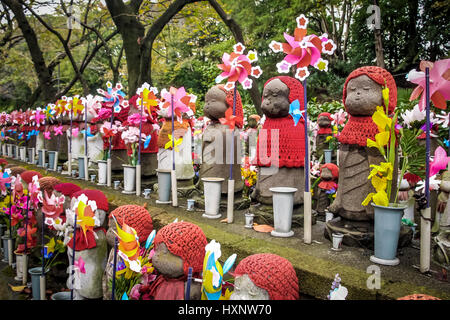 Jizo Statuen am Friedhof von Zojo-Ji Tempel, Tokyo, Japan Stockfoto