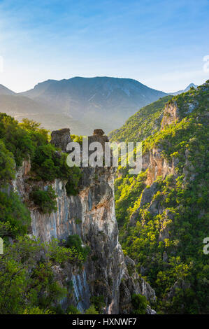 Sonnenaufgang über der Schlucht Garganta Verde, Naturpark Sierra de Grazalema; Andalusien, Spanien Stockfoto