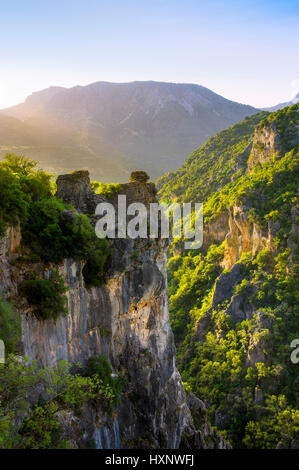 Sonnenaufgang über der Schlucht Garganta Verde, Naturpark Sierra de Grazalema; Andalusien, Spanien Stockfoto