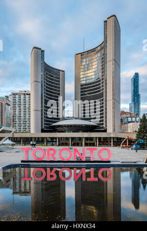 Toronto-Zeichen und das neue Rathaus am Nathan Phillips Square - Toronto, Ontario, Kanada Stockfoto