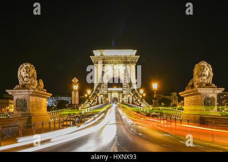 Die Kettenbrücke in Budapest bei Nacht, Langzeitbelichtung. Stockfoto