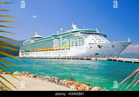 Royal Caribbean Kreuzfahrtschiff, die Unabhängigkeit der Meere der private Port Labadee in der Karibik-Insel angedockt Stockfoto