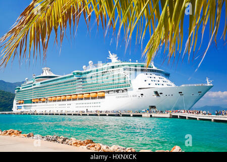 Royal Caribbean Kreuzfahrtschiff, die Unabhängigkeit der Meere der private Port Labadee in der Karibik-Insel angedockt Stockfoto