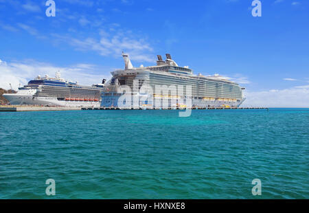 Kreuzfahrt Schiffe Celebrity Silhouette und Allure of the Seas am Philisburg, St. Marteen Hafen in einer klaren verankert Stockfoto