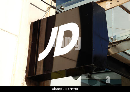 Cardiff, Wales, UK, 14. September 2016: JD Sports Logo Werbeschild außerhalb seiner Retail-Store in Queen Street Stockfoto