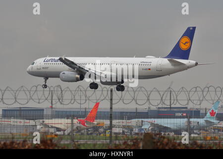 Lufthansa Airbus A321-200 D-AIDD landet auf dem Flughafen London Heathrow, Vereinigtes Königreich Stockfoto