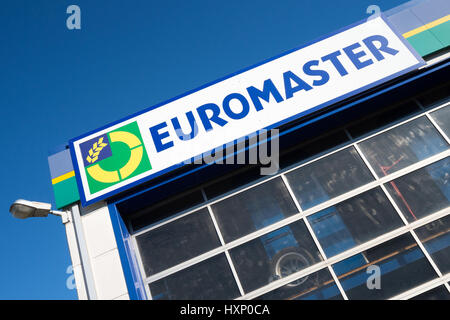 Euromaster Zeichen in der Garage. Euromaster bietet Reifen Service und Wartung der Fahrzeuge in ganz Europa und ist eine Tochtergesellschaft der Reifenhersteller Michelin. Stockfoto