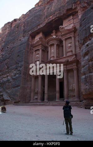 Jordanien: Mann vor Al-Khazneh, The Treasury, der berühmteste Tempel in Petra, von der arabischen Nabatäer gebaut und geschnitzt aus einem Sandstein Felsen Stockfoto