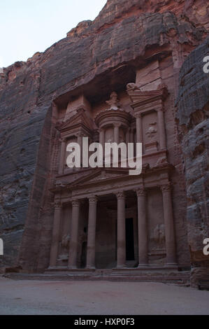 Jordanien: die Fassade des Al Khazneh, The Treasury, der berühmteste Tempel in Petra, von der arabischen Nabatäer gebaut und geschnitzt aus einem Sandstein Felsen Stockfoto