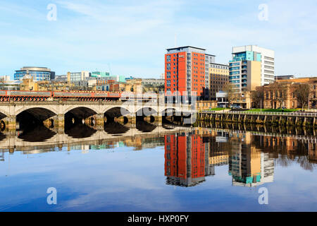 Fluss Clyde an der Broomielaw mit den financial District und die Caledonian Railway Bridge, Glasgow, Scotland, UK Stockfoto