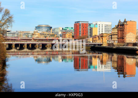 Fluss Clyde an der Broomielaw mit den financial District und die Caledonian Railway Bridge, Glasgow, Scotland, UK Stockfoto