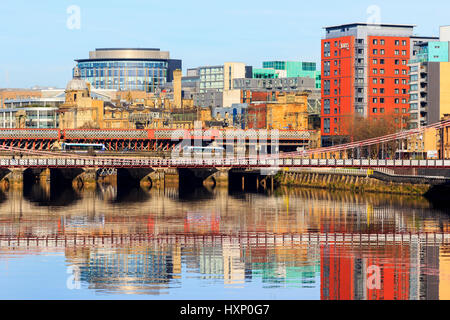 Fluss Clyde an der Broomielaw mit den financial District und die Caledonian Railway Bridge, Glasgow, Scotland, UK Stockfoto
