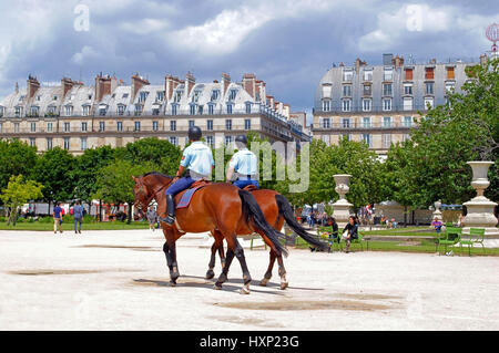 PARIS, Frankreich, Juni 22: Berittene Polizei hält Ordnung in den Tuilerien 22. Juni 2012 in Paris. Der Jardin des Tuileries befindet sich zwischen Place de l Stockfoto