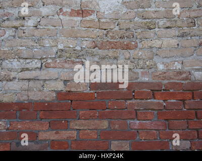 Alten verwitterten roten Backsteinmauer mit weißen Farbe verblassen Stockfoto