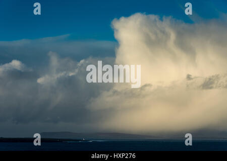 Schneedusche über die Insel Hoy auf den Orkney-Inseln, von Duncansby Head, Caithness, Schottland, UK Stockfoto