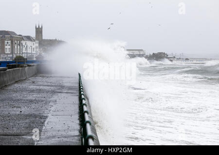 Wellen brechen über die Strandpromenade in Penzance bei einem Wintersturm Stockfoto